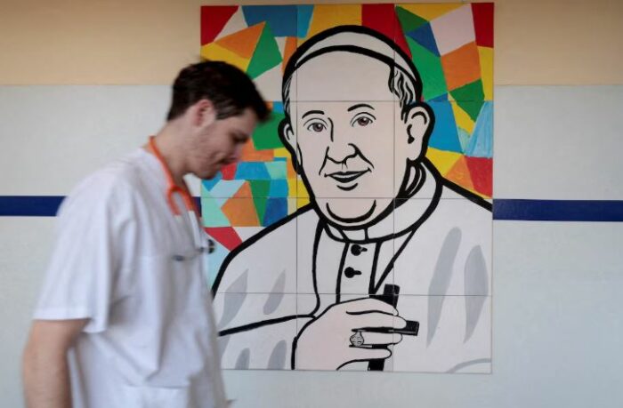 El papa Francisco recibió en el hospital a las autoridades vaticanas para seguir la situación del mundo