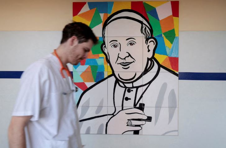 El papa Francisco recibió en el hospital a las autoridades vaticanas para seguir la situación del mundo