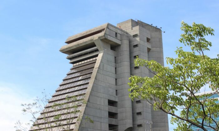 Contraloría respalda plan que prohibiría a jerarcas volar en “clase ejecutiva”