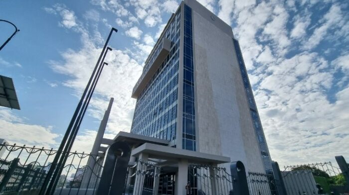 Junta Directiva de la CCSS objeta plan que permitiría a médicos especialistas trasladarse al salario global