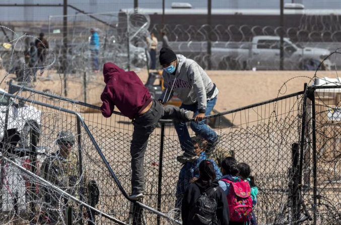 Inmigrantes en EEUU enfrentan cambios tras decreto del gobierno que declara el inglés como idioma oficial