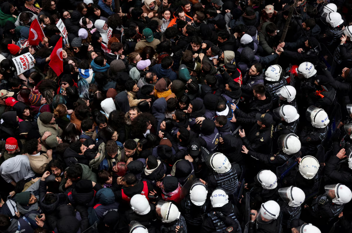 La policía disparó balas de goma y gases lacrimógenos durante la protesta en Estambul por el arresto del rival de Erdogan