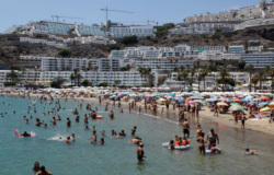 Turistas británicos temen un verano de protestas en España por la masificación: “Hay activistas que amenazan con bloquear aeropuertos”