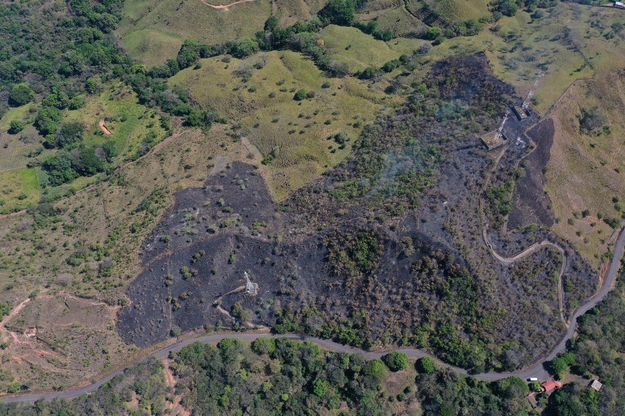 Bomberos atienden incendio forestal en Atenas: Este año suma 9 emergencias de este tipo