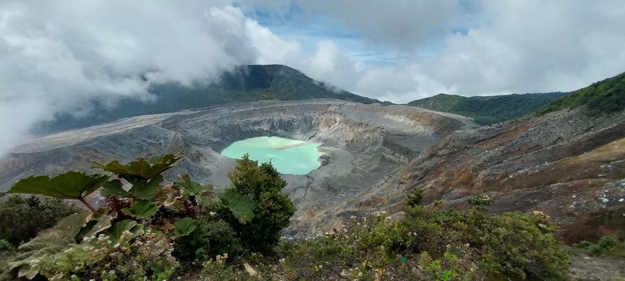 Reducen aforo y tiempo de permanencia en el Volcán Poás ante aumento de actividad