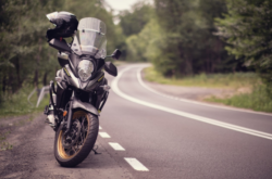 Avanza proyecto que prohibiría que conductores de motos viajen con acompañante
