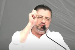 Presidente Chaves evita decir si renunciará a inmunidad ante acusación de Fiscalía: Califica expediente como “mamotreto”