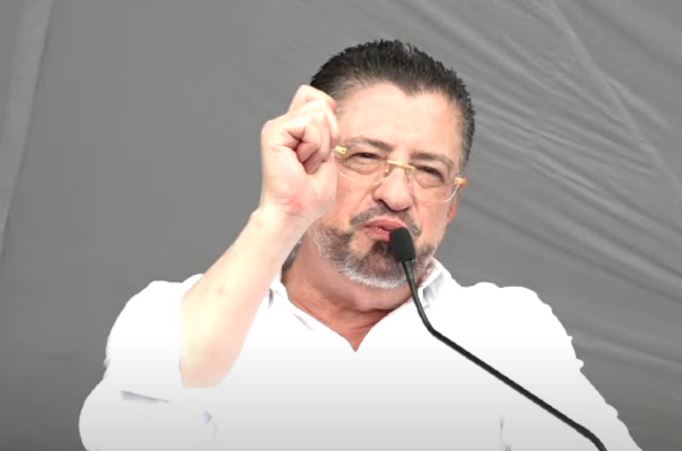 Presidente Chaves evita decir si renunciará a inmunidad ante acusación de Fiscalía: Califica expediente como “mamotreto”