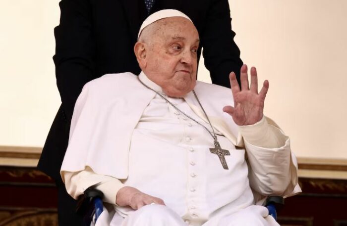 El papa Francisco apareció nuevamente de sorpresa en el Vaticano durante la misa del Domingo de Ramos