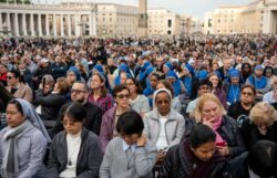 El Vaticano se prepara para despedir al papa Francisco en un funeral multitudinario y los fieles esperan “preocupados” el cónclave: “A ver quién viene después”