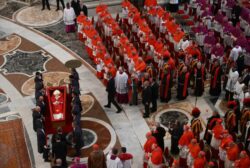 El papa Francisco vuelve a San Pedro por última vez: su féretro ya está en la basílica para que los fieles puedan despedirse antes de su funeral