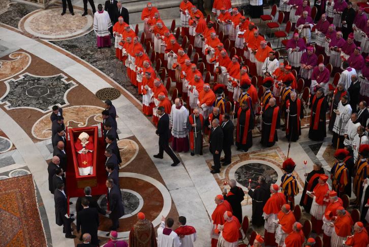 El papa Francisco vuelve a San Pedro por última vez: su féretro ya está en la basílica para que los fieles puedan despedirse antes de su funeral