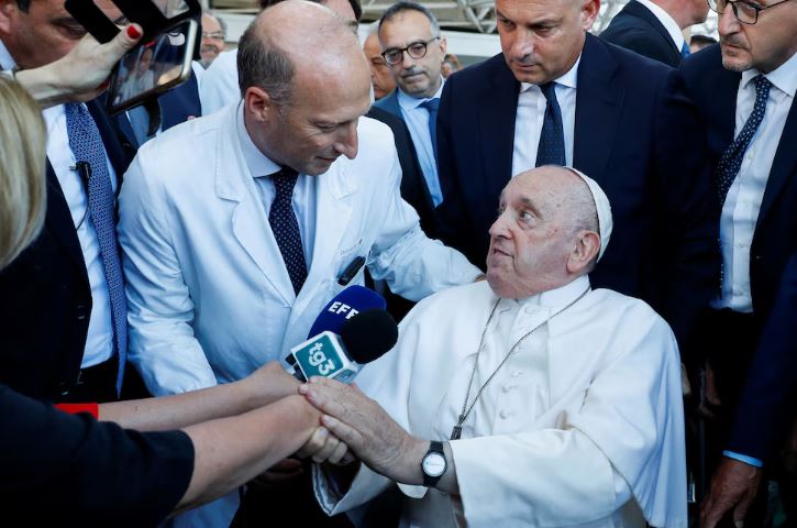 El médico del papa Francisco describió sus últimos minutos: “Tenía los ojos abiertos pero no respondía, no había nada que hacer”