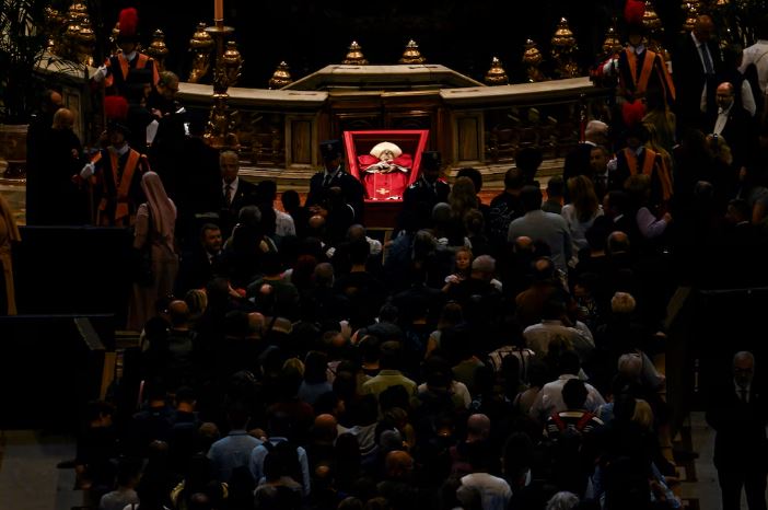 Terminó la capilla ardiente del papa Francisco y comienza la ceremonia del cierre del féretro