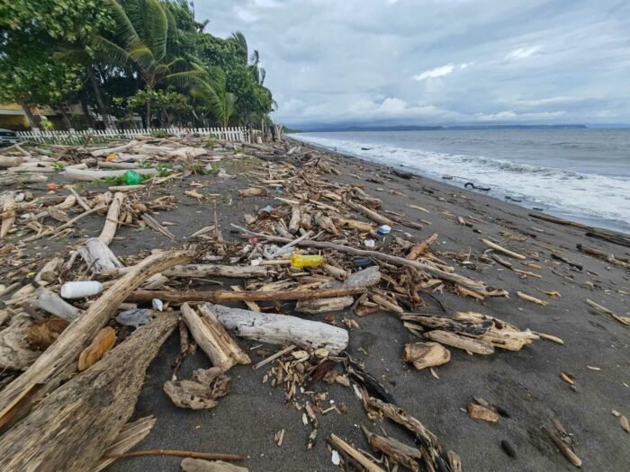 Informe señala a Costa Rica entre los países con más botellas plásticas en sus playas
