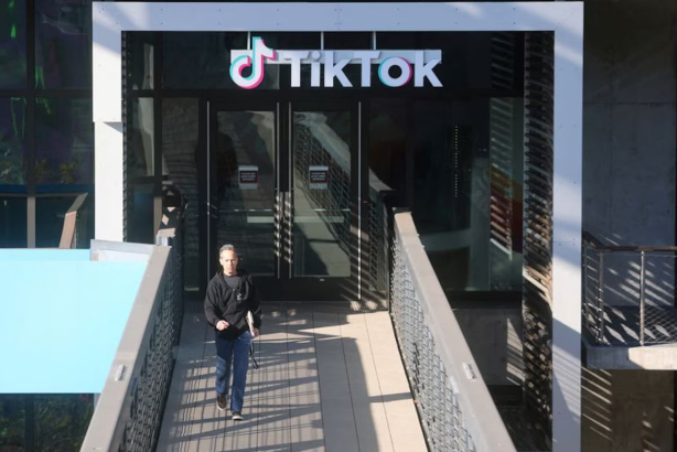 En medio de la escalada de la guerra comercial, China dijo que el acuerdo de venta de TikTok en EEUU deberá ser examinado