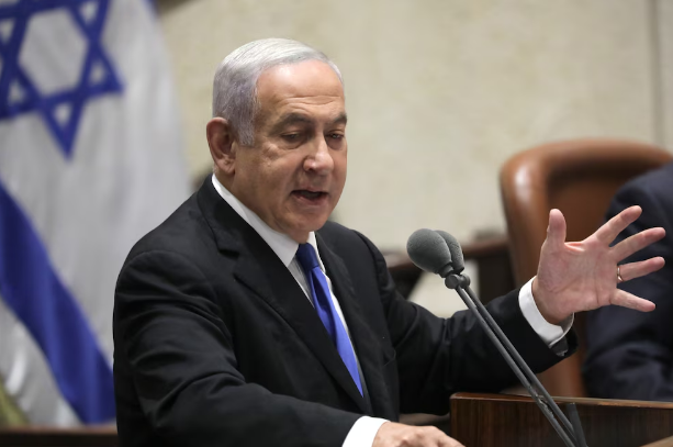 Benjamin Netanyahu le dijo a las familias de los rehenes que Israel trabaja en un acuerdo para liberar a diez secuestrados de Hamas