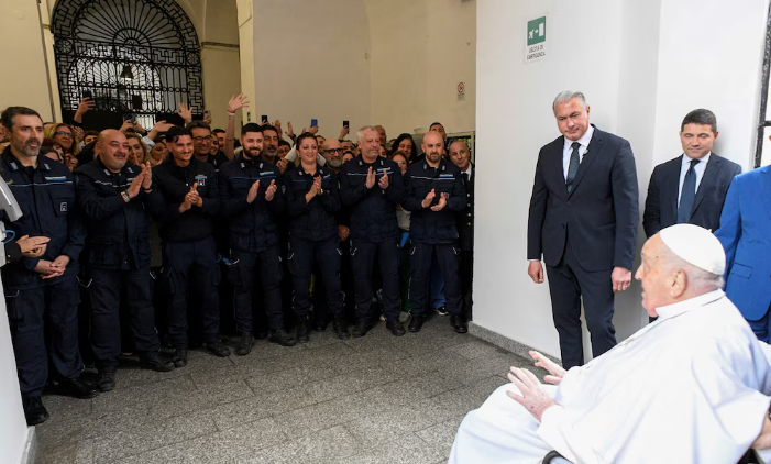 El papa Francisco visitó una cárcel romana por Jueves Santo en medio de su recuperación