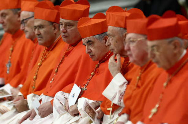 El primer enigma del cónclave: ¿votará el cardenal al que Francisco despojó de sus privilegios por delitos financieros?