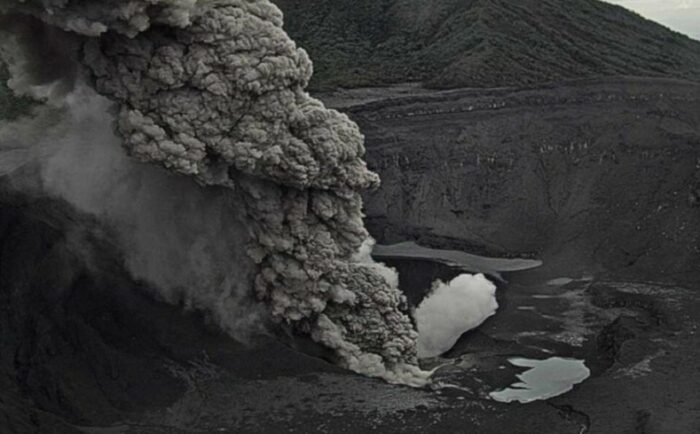 Volcán Poás realizó dos nuevas erupciones fuertes este miércoles y productores reportan afectación