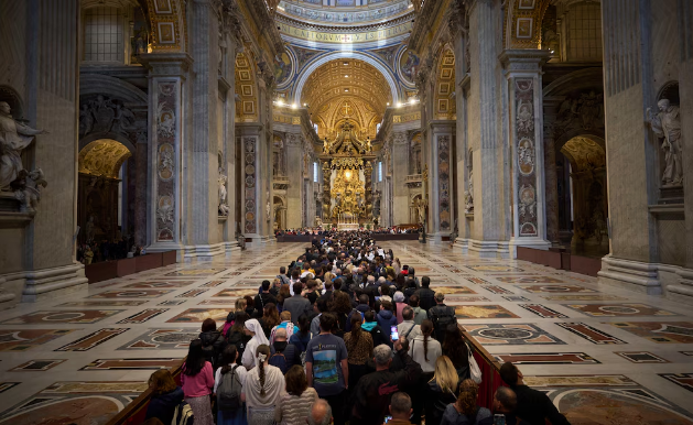 Mientras Roma despide al papa, los fieles se preguntan quién será su sucesor: “La nacionalidad no es importante. Pero sí lo es que continúe el trabajo de Francisco”