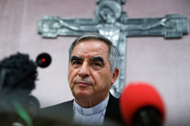 El ‘asunto Becciu’, el cardenal corrupto cesado por el papa Francisco que ahora quiere participar en el cónclave: el Vaticano guarda silencio