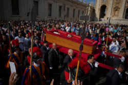 El cortejo fúnebre del papa Francisco recorrerá un trayecto de 6 km por el corazón de Roma este sábado e irá en un coche abierto para poder ver el féretro