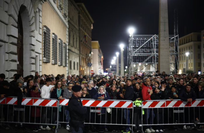 Cientos de fieles empiezan a presentarse para el multitudinario funeral del papa Francisco
