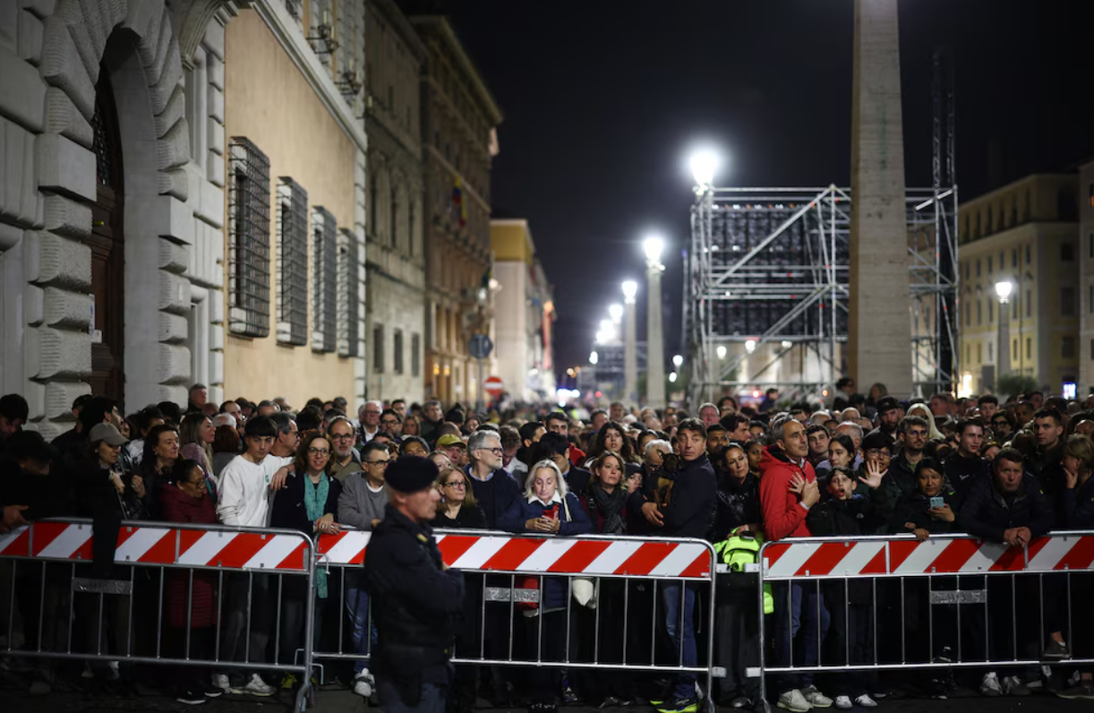 Cientos de fieles empiezan a presentarse para el multitudinario funeral del papa Francisco