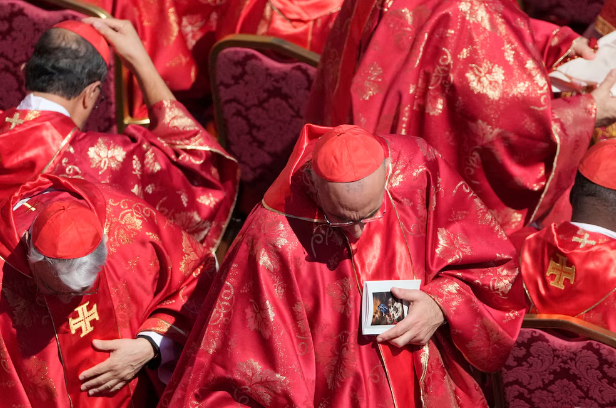 Con la muerte del papa Francisco, la iglesia busca ahora su rumbo en un cónclave imprevisible