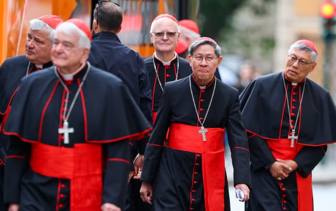 Los cardenales comienzan a llegar al Vaticano para el Cónclave: sorteo de habitaciones, toque de queda y un minibar arrasado