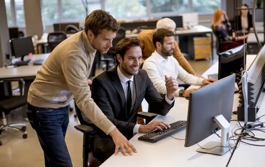 ¿Trabaja este 1° de mayo? Conozca cómo deben pagarle si labora durante el feriado