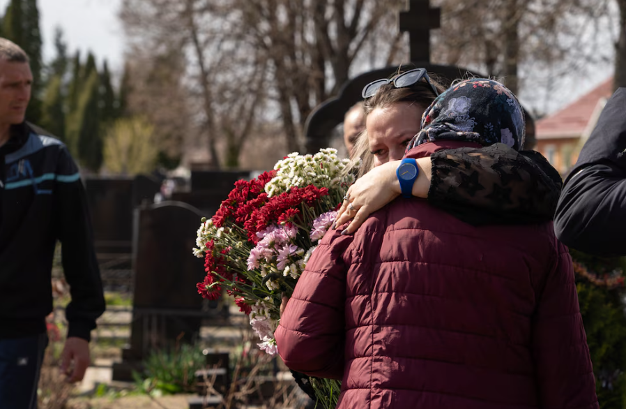 Ucrania entierra a civiles asesinados por misiles rusos en lugar de celebrar la Pascua