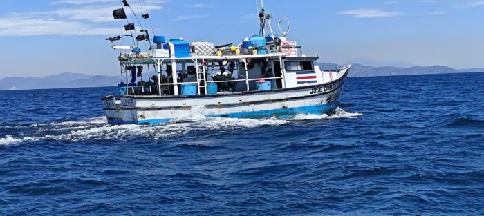 Detienen a tripulantes de barco pesquero que llevaba 76 kilos de marihuana en aguas del Pacífico Central