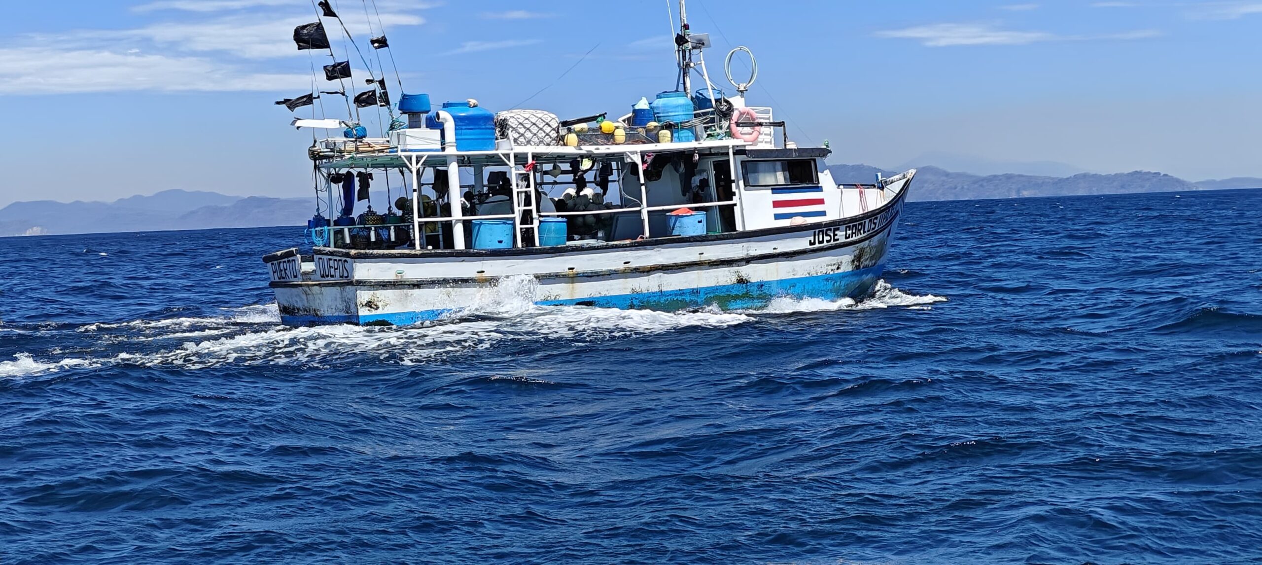 Detienen a tripulantes de barco pesquero que llevaba 76 kilos de marihuana en aguas del Pacífico Central
