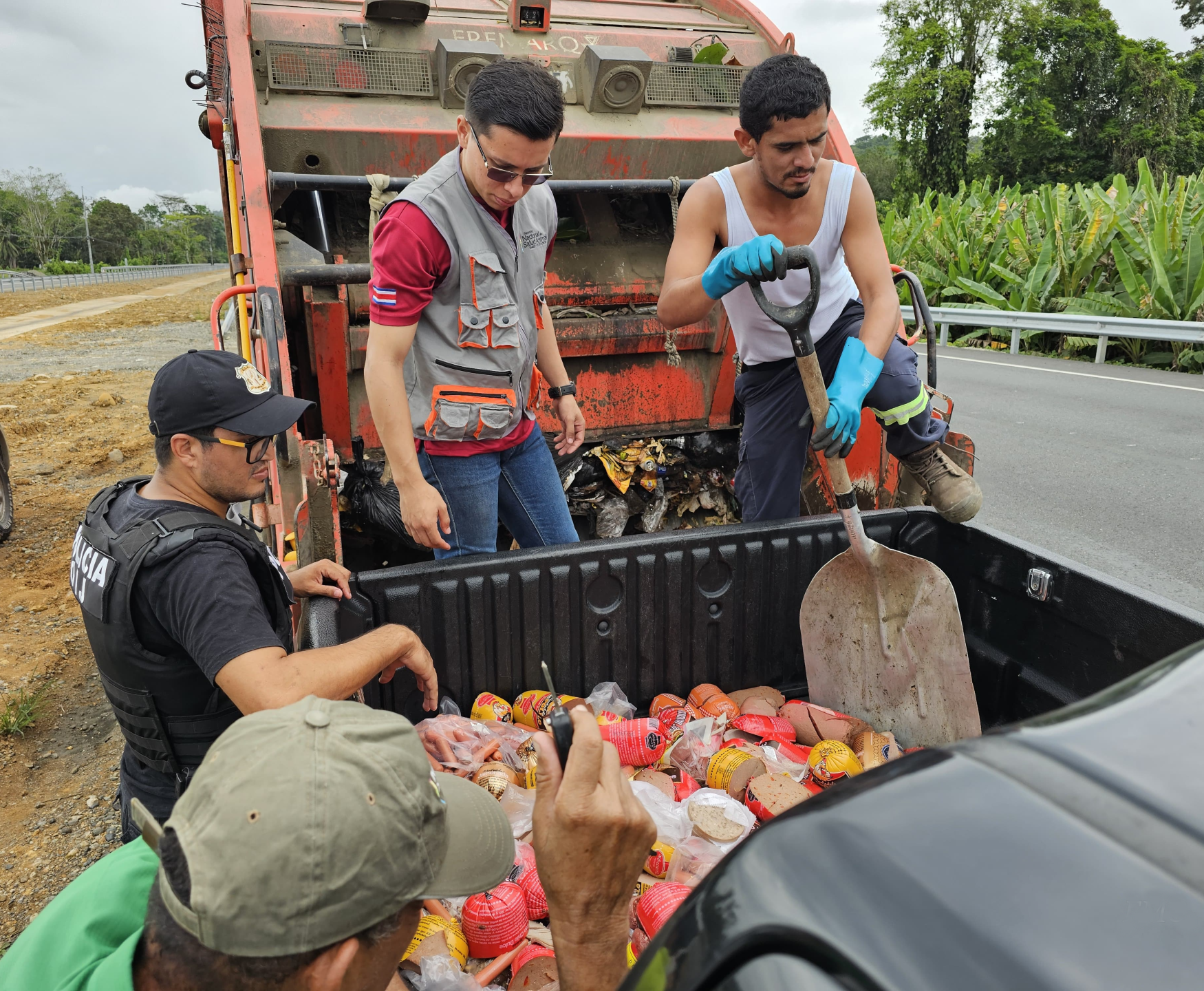 Decomisan 300 kilos de carne sin orden sanitaria y más de 2 mil cervezas por evasión fiscal en Limón
