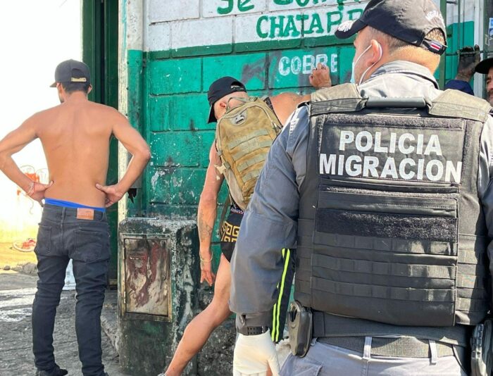 Migración y Policía Municipal de San José realizaron operativo en la capital que dejó 35 detenidos