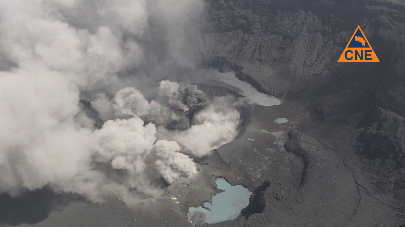 Salud recomienda limpiar con precaución viviendas, vehículos y tanques de agua por caída de ceniza