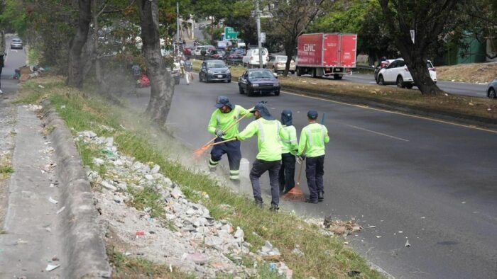 Autoridades recuerdan multas por contaminación ante limpieza de basura de Circunvalación en Hatillo