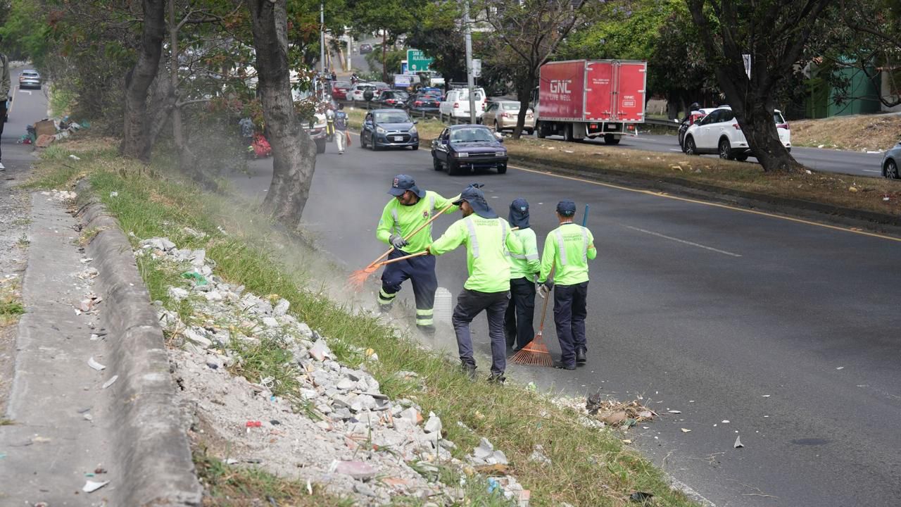 Autoridades recuerdan multas por contaminación ante limpieza de basura de Circunvalación en Hatillo