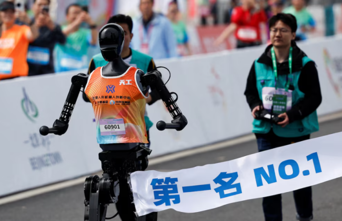 Así fue la primera media maratón de robots humanoides organizada por China