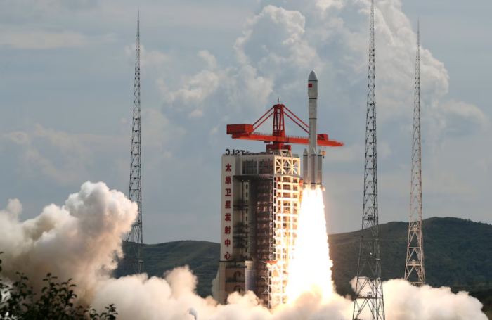 El régimen de China lanzó con éxito seis nuevos satélites de prueba para la exploración espacial