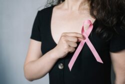 Aprueban exoneración del IVA para exámenes y tratamientos contra el cáncer de mama