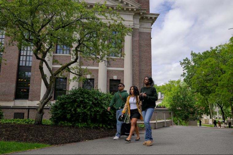 El gobierno de Trump instruyó a las embajadas de Estados Unidos a frenar las entrevistas de visas estudiantiles