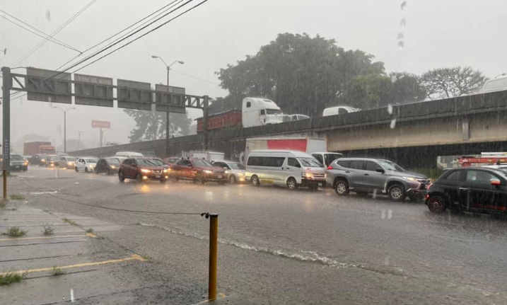 Expertos señalan que formación de conductores no incluye de forma apropiada manejo en condiciones lluviosas