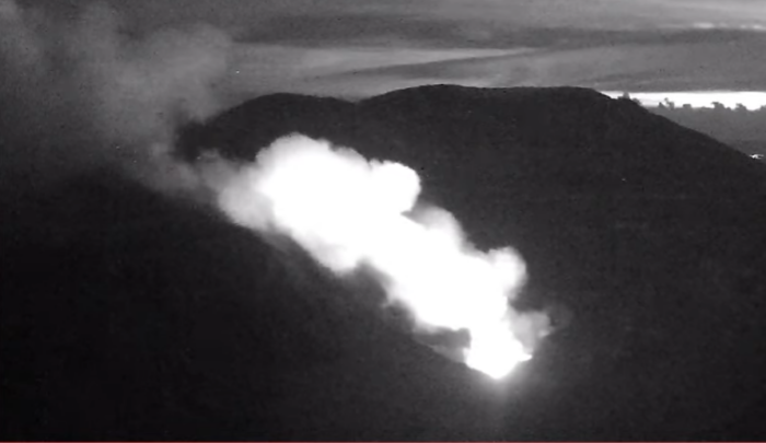 Volcán Poás registra nuevas erupciones con incandescencia