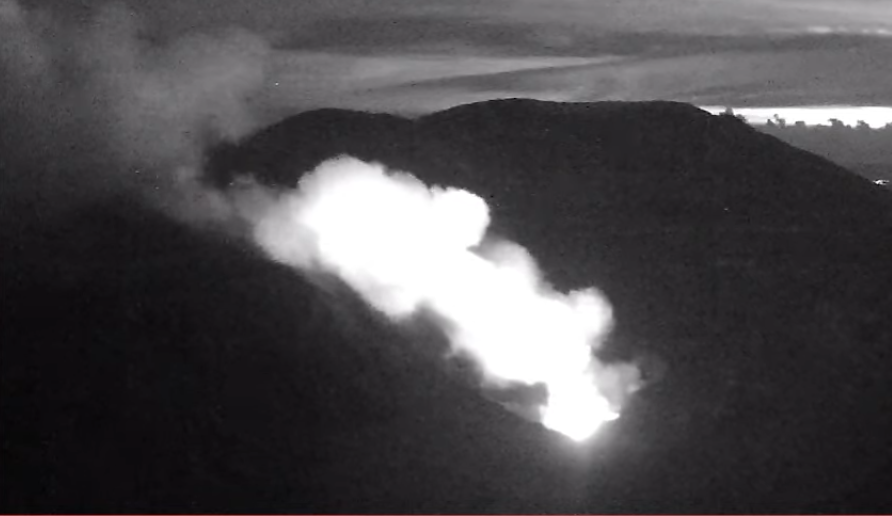 Volcán Poás registra nuevas erupciones con incandescencia