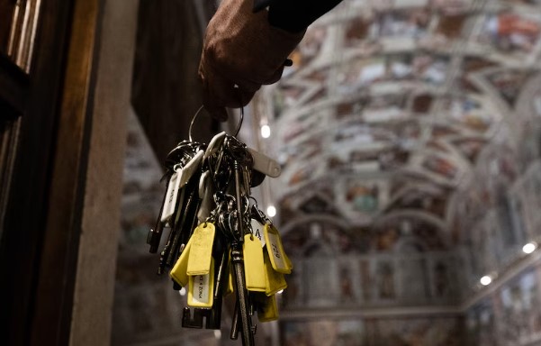 El hombre de las 2.797 llaves que custodia el Vaticano: comienza a las 3 de la mañana y camina más de 7 kilómetros