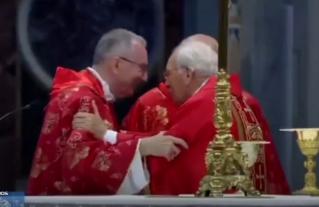 A minutos del Cónclave, un mensaje entre cardenales en medio de la misa generó suspicacias: “Felicidades, por partida doble”