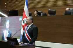 Presidente señaló a diputados de buscar protagonismo con carteles durante informe de labores